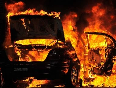 Έκλεισε η Εγνατία Οδός μέσα στη νύχτα: Μεγάλη φωτιά από αυτοκίνητο σε αποθήκη ζωοτροφών